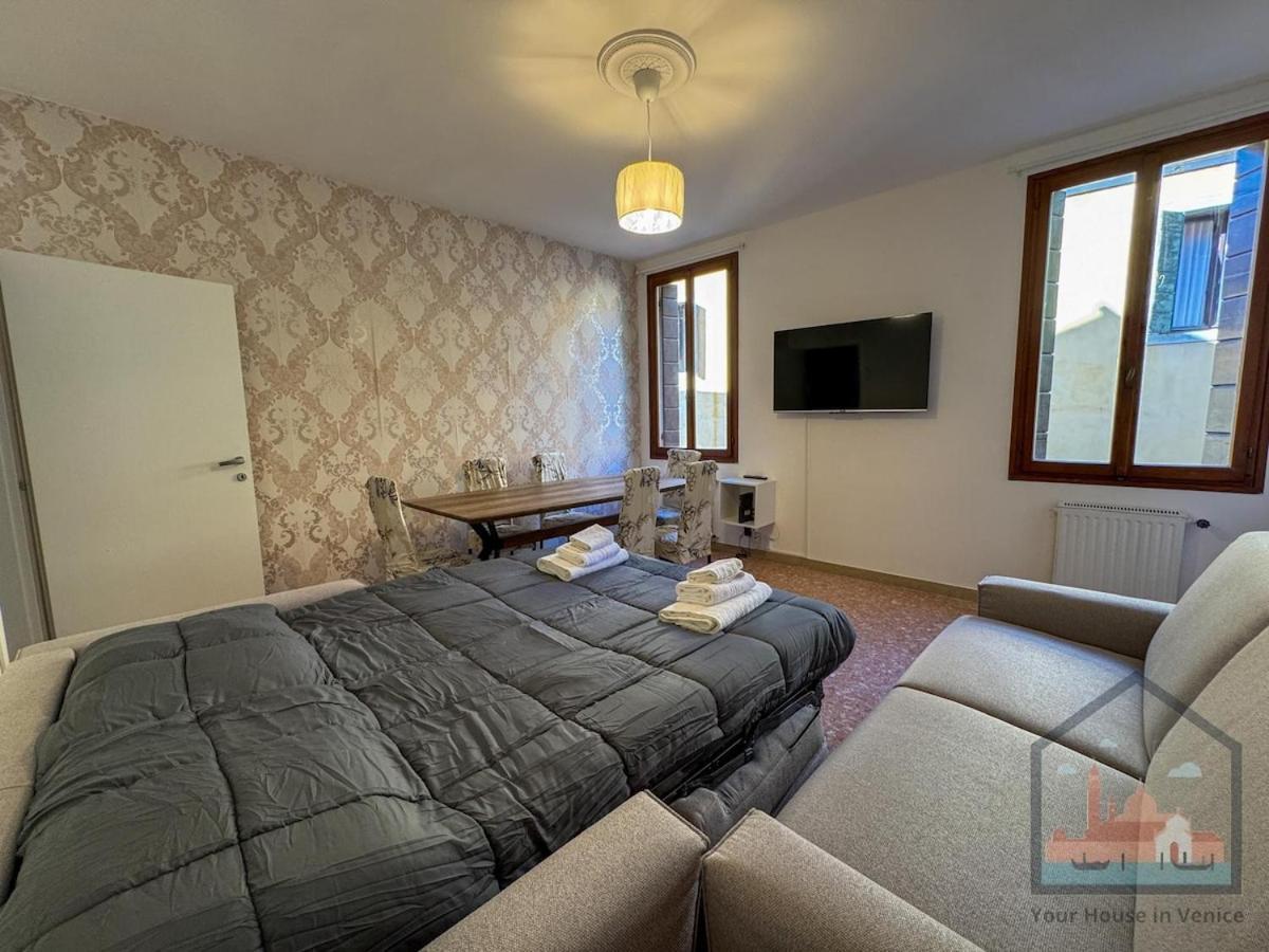 Accademia With Gym In Center Apartment